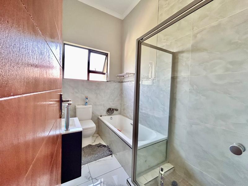 5 Bedroom Property for Sale in Xanadu North West